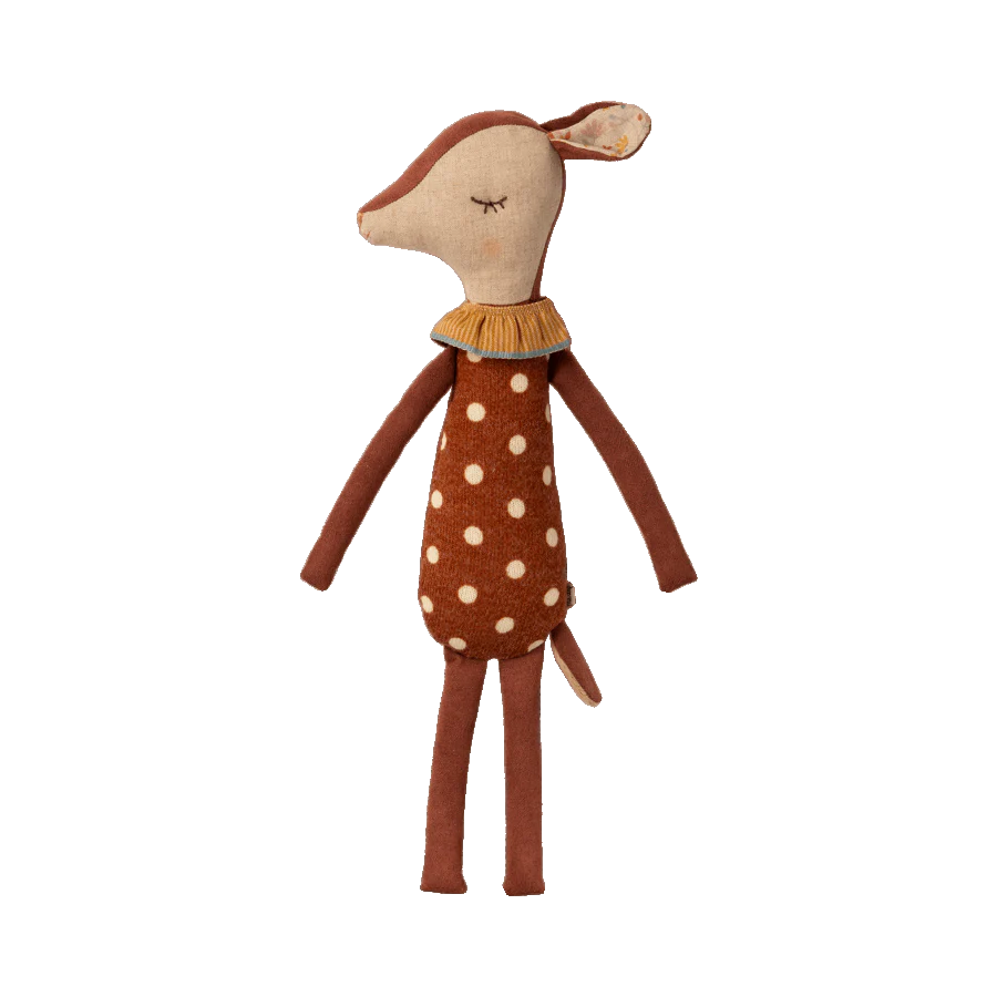 Сонный олененок